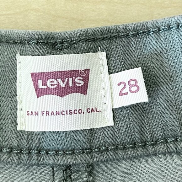 NWT Levi's Women's Green Bermuda Size 6 Waist 28 Classic Mid Rise Slim Stretch - Picture 6 of 12